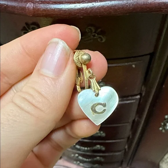 Vintage initial “C” earrings one clip on, one stud - Picture 2 of 6